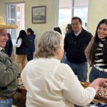 Chepe Guerrero entrega constancias a ciudadanos capacitados por el ICATEQ