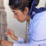 Profe queretano rompe esquemas: enseña matemáticas con señas y se gana premio nacional